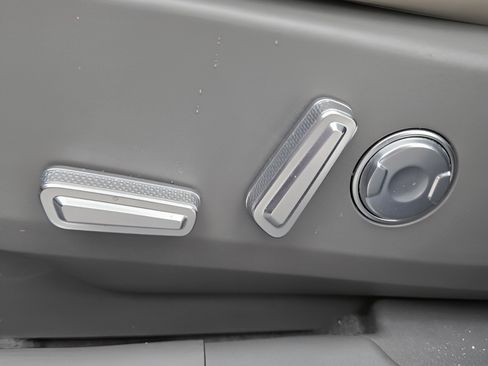 Used 2024 Lincoln Nautilus Premier image 6