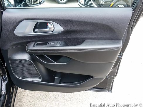 Used 2026 Chrysler Pacifica Limited FWD image 26