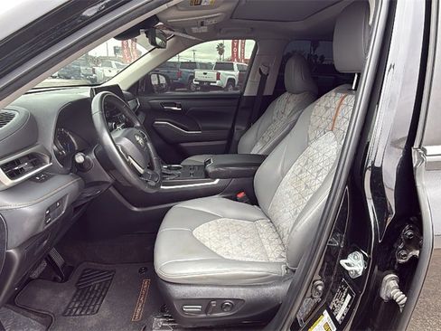 Used 2023 Toyota Highlander Bronze Edition image 11