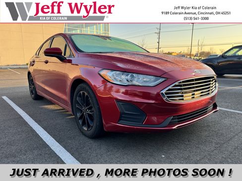 Used 2020 Ford Fusion SE image 1