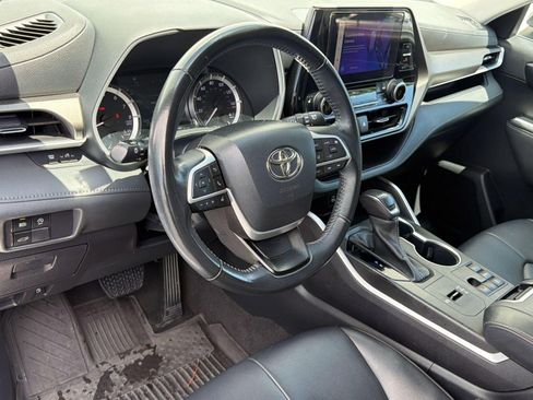 Used 2023 Toyota Highlander XLE FWD image 4