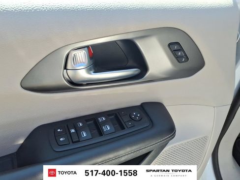 Used 2023 Chrysler Pacifica Touring-L FWD image 14