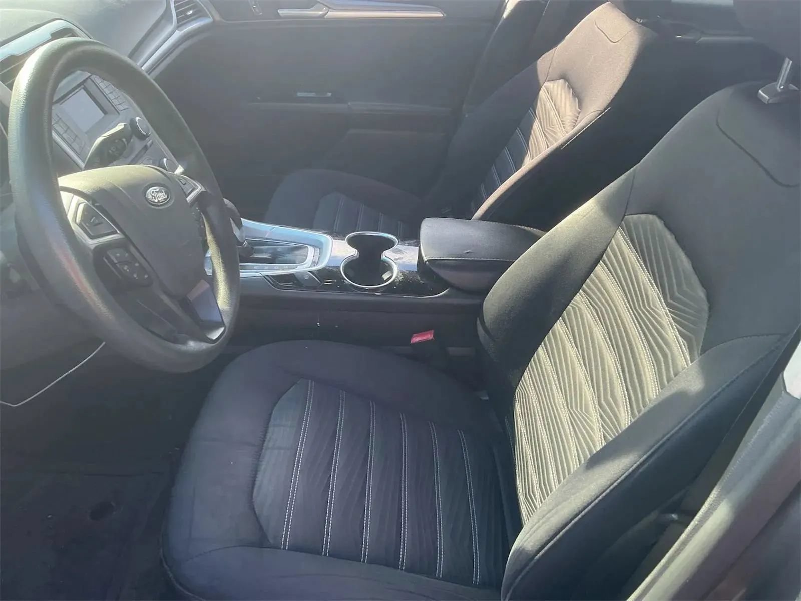Used 2016 Ford Fusion SE FWD image 3