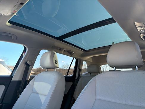 Used 2021 Volkswagen Tiguan SE w/ Panoramic Sunroof Package image 19