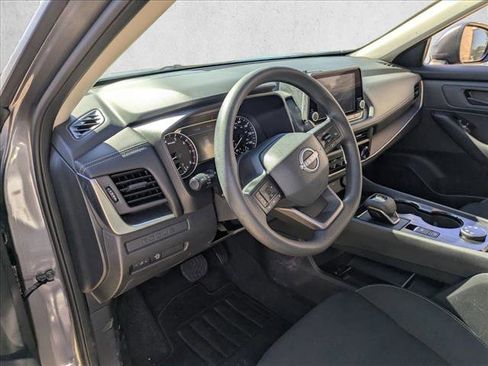 Used 2025 Nissan Rogue S image 10