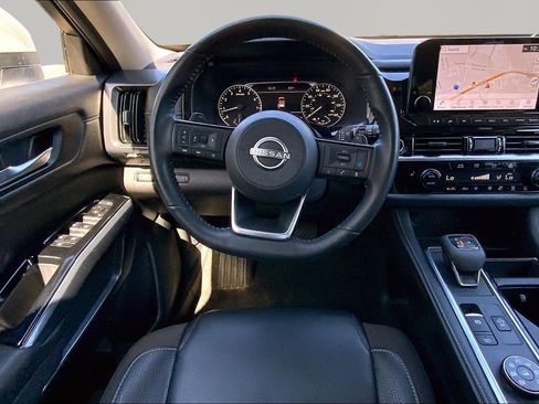 Used 2023 Nissan Pathfinder SL AWD/4WD image 8