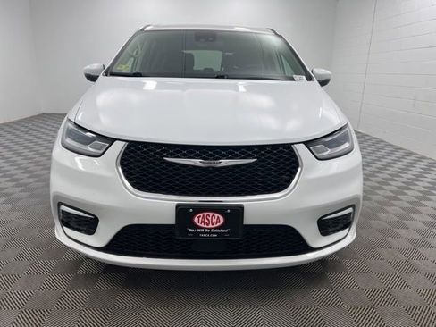Used 2023 Chrysler Pacifica Touring-L FWD image 3