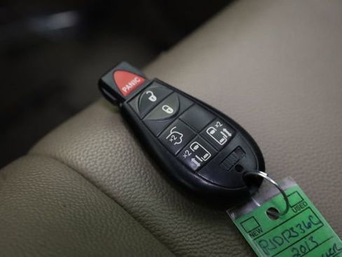 Used 2013 Chrysler Town & Country Touring FWD image 36
