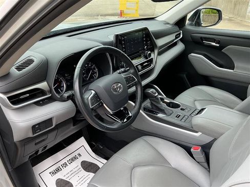 Used 2020 Toyota Highlander XLE AWD/4WD image 29