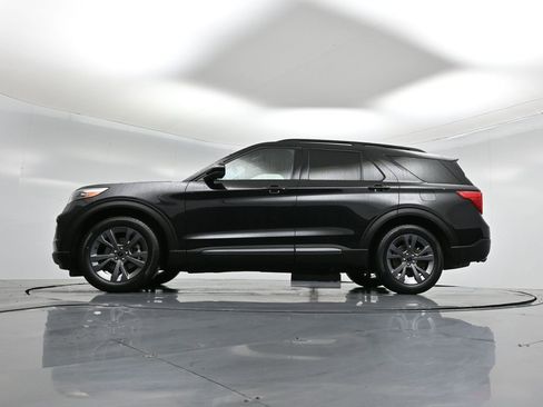 Certified 2022 Ford Explorer XLT w/ Equipment Group 202A image 8