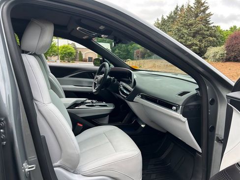 Used 2025 Cadillac Lyriq Sport AWD/4WD image 39