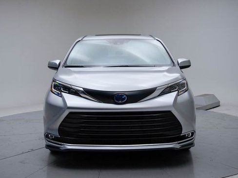 Used 2023 Toyota Sienna XLE image 8