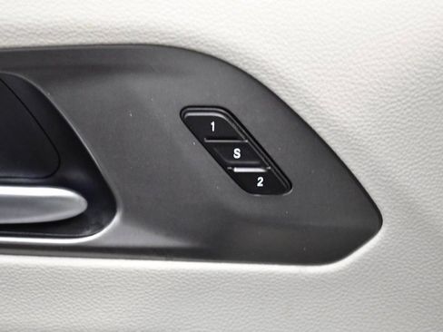 Used 2024 Chrysler Pacifica Touring-L FWD image 11