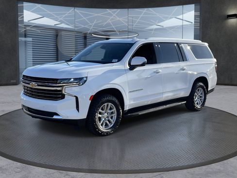 Used 2024 Chevrolet Suburban LT w/ Luxury Package AWD/4WD image 2