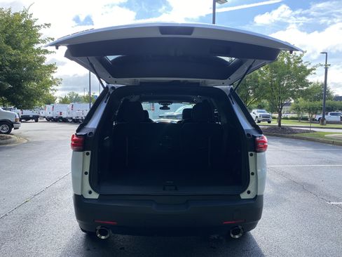 Used 2023 Chevrolet Traverse LT FWD image 11