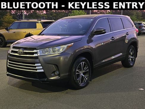 Used 2019 Toyota Highlander LE FWD image 3