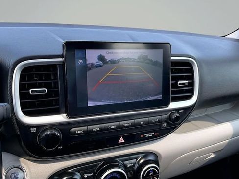 Used 2024 Hyundai Venue SEL FWD image 13