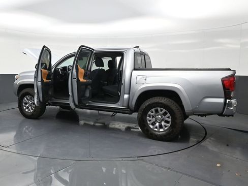 Used 2019 Toyota Tacoma SR5 w/ SR5 Appearance Package (SM) image 32