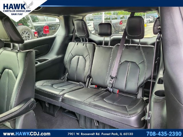 Used 2024 Chrysler Pacifica Limited FWD image 11