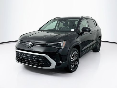 Used 2025 Volkswagen Taos SE FWD image 3