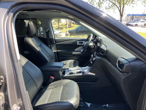 Used 2023 Ford Explorer Limited w/ Limited Technology Package RWD image 37