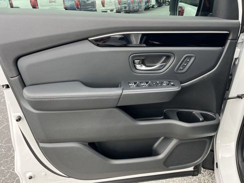 New 2025 Honda Pilot Touring image 10