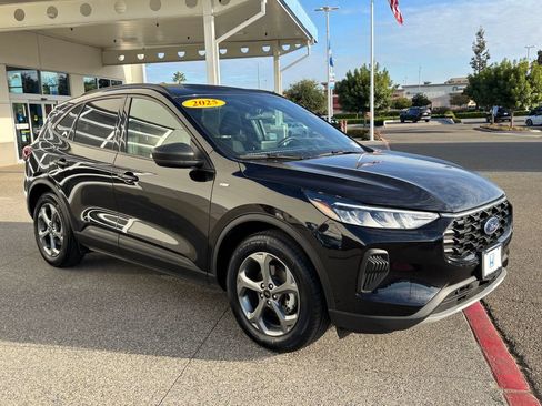 Used 2025 Ford Escape ST-Line FWD image 3