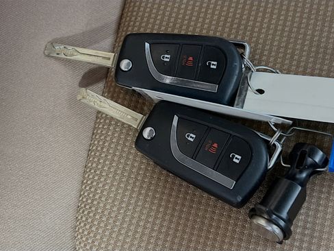 Used 2021 Toyota RAV4 LE image 35