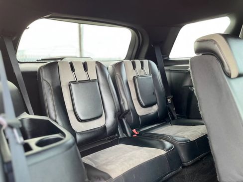 Used 2017 Ford Explorer XLT w/ Equipment Group 202A FWD image 27