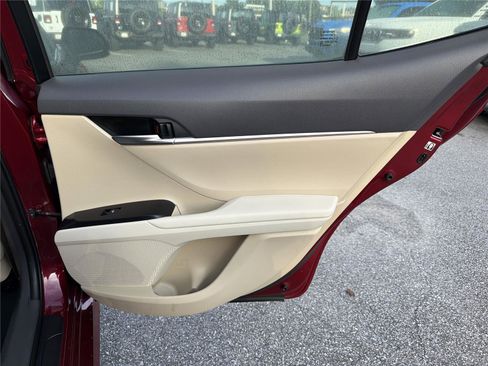 Used 2018 Toyota Camry LE FWD image 14