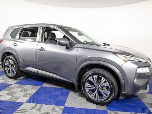 Used 2022 Nissan Rogue SV image 3