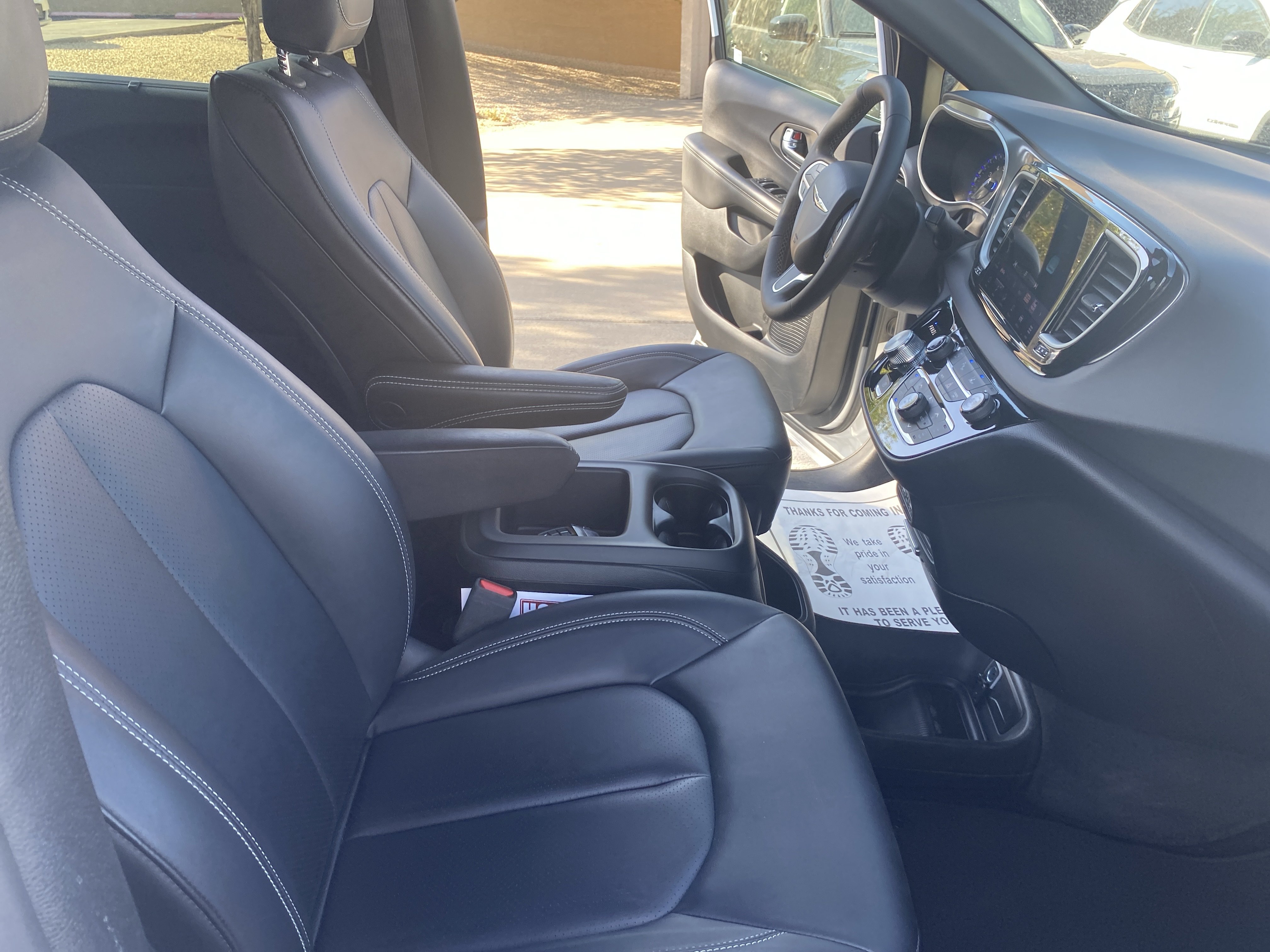 Used 2025 Chrysler Pacifica Select FWD image 22