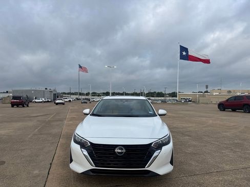 Certified 2024 Nissan Sentra SV w/ SV Premium Package FWD image 4