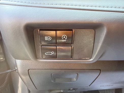 Used 2023 Toyota Highlander XLE AWD/4WD image 12