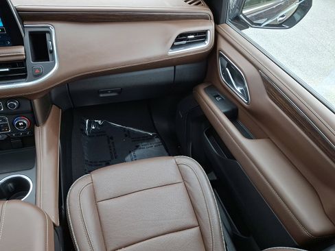 Used 2022 Chevrolet Suburban High Country image 16