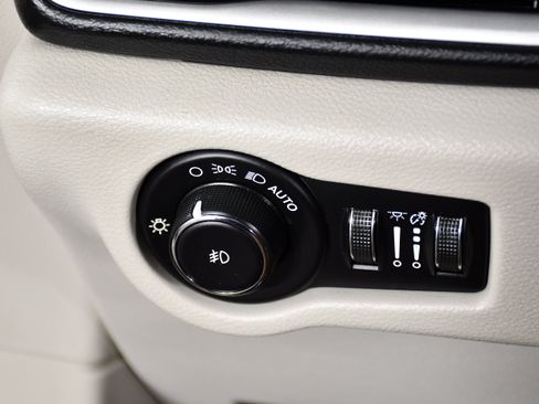 Used 2020 Chrysler Pacifica Touring-L FWD image 35