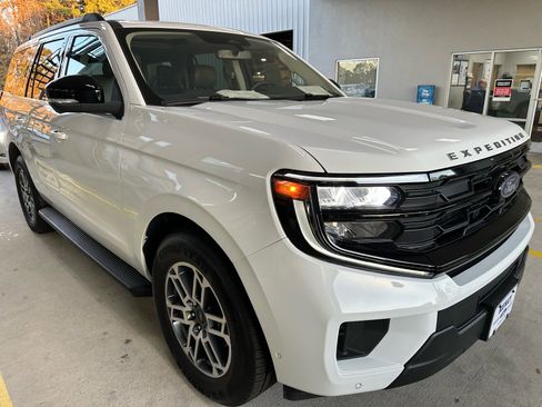 Certified 2025 Ford Expedition Active image 9