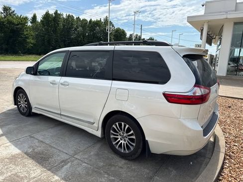Used 2018 Toyota Sienna XLE w/ XLE Navigation Package FWD image 3