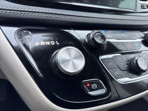 Used 2024 Chrysler Pacifica Select image 15
