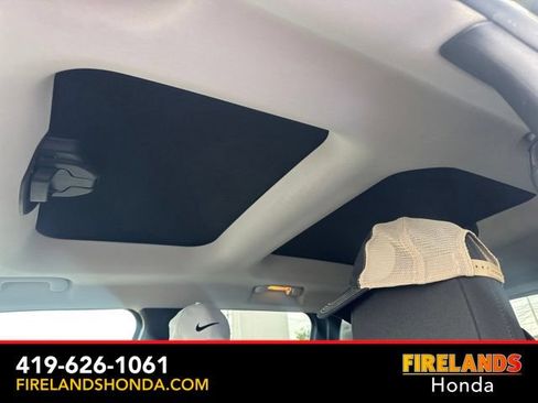 Used 2016 Jeep Renegade 75th Anniversary FWD image 27