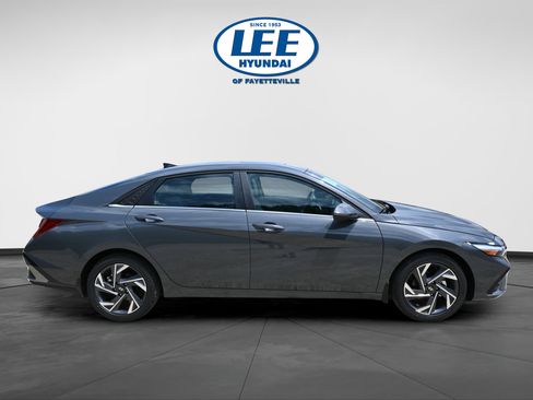 Certified 2025 Hyundai Elantra Limited FWD image 2