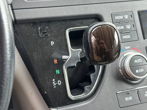Used 2018 Toyota Sienna XLE w/ XLE Navigation Package FWD image 17