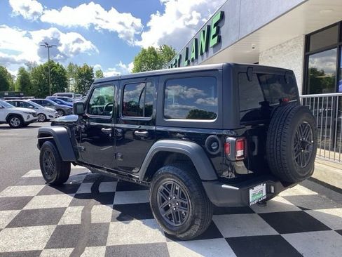 Used 2025 Jeep Wrangler Unlimited Sport AWD/4WD image 12