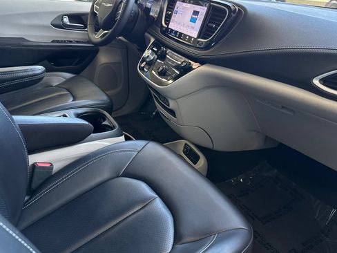 Used 2023 Chrysler Pacifica Touring-L FWD image 17