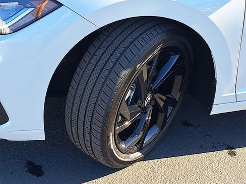 Certified 2025 Volkswagen Jetta SE w/ Sunroof Package image 32