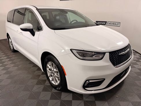 Used 2023 Chrysler Pacifica Touring-L FWD image 8