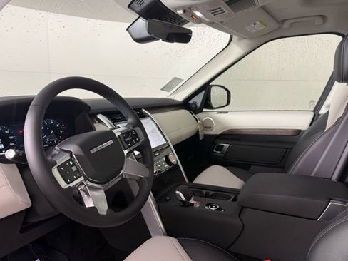 New 2026 Land Rover Discovery S image 6