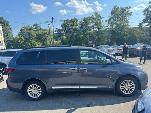 Used 2017 Toyota Sienna XLE w/ XLE Navigation Package FWD image 4
