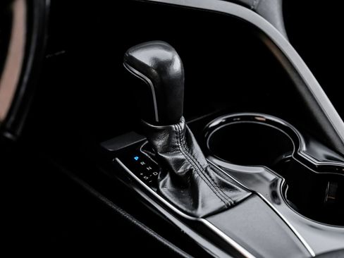 Used 2019 Toyota Camry SE image 25