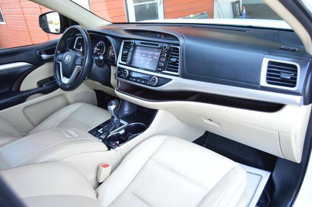 Used 2015 Toyota Highlander XLE FWD image 17